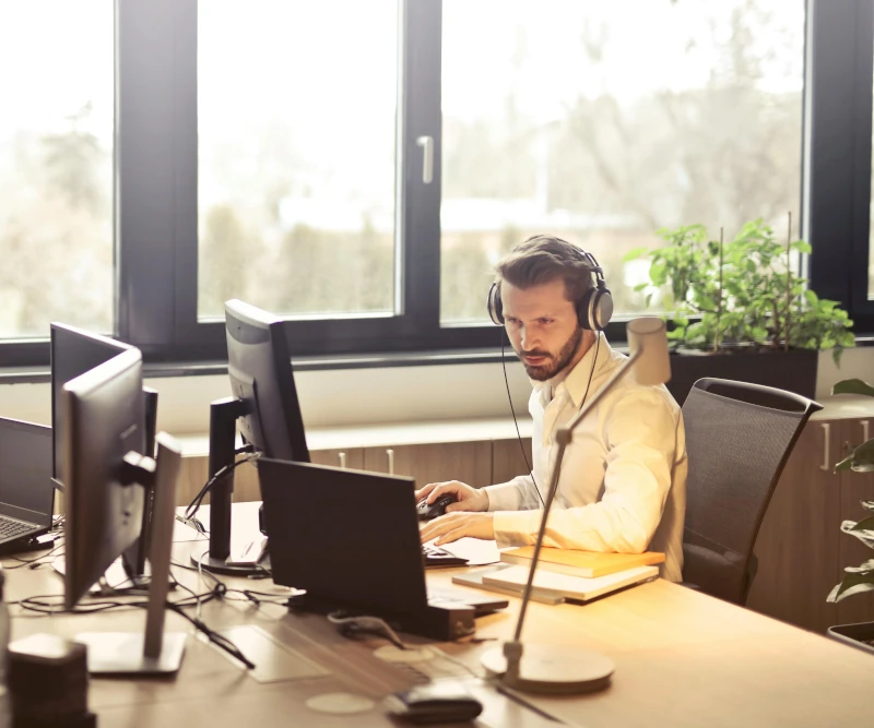 Visuel d'un salarié en situation professionnelle